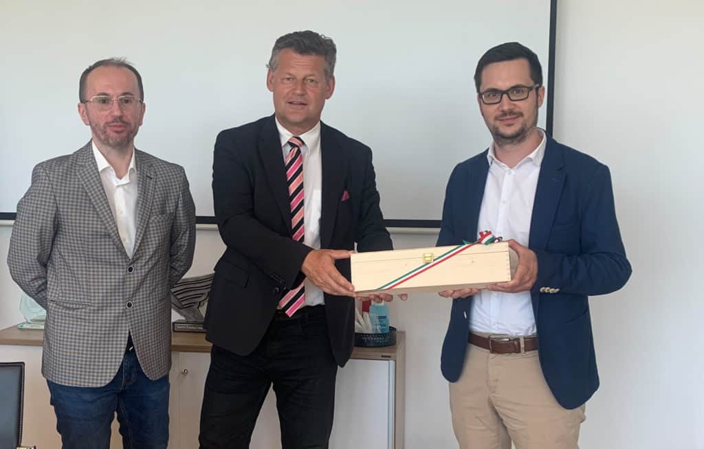 v.l. Mag. Dr. Alijagic, Bürgermeister Christian Scheider mit Anexia-Chef Alexander Windbichler © Bürgermeisterbüro Stadt Klagenfurt