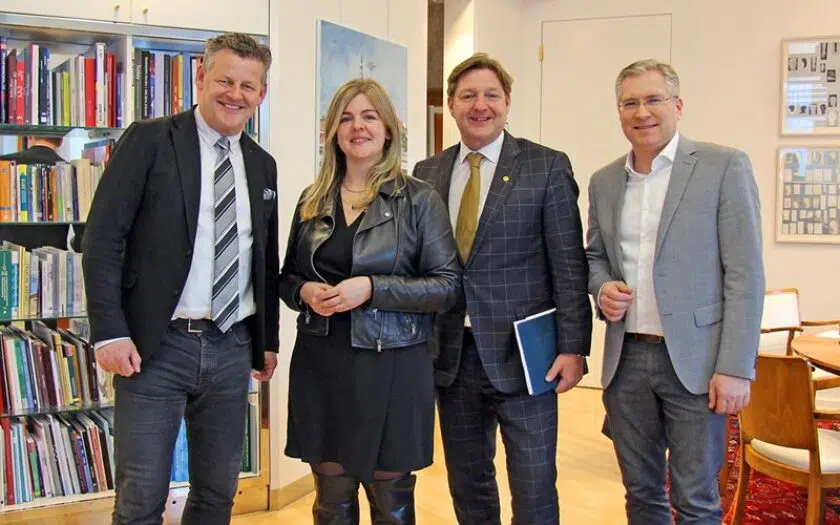 Geschäftsführerin Doris Posch mit den Bürgermeistern Christian Scheider, Günther Albel (Ratspräsident) und Martin Kulmer. © Stadt Klagenfurt